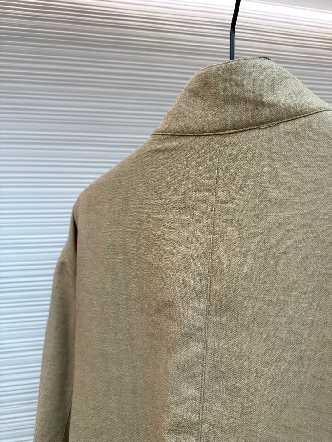 P630 Ralph Lauren logo embroidered reversible jacket ●Original version: Purchased and developed for 3990 ●Item number: 1681791-B75 ●Material: matte moire taffeta fabric ●Technology: embroidery production ●Color: khaki ●Version: fitted version ●Weight: about 520g ●Size: S-M-L-XL ●Description: Customized matte moire taffeta and twill jacquard brocade, light and tough Smooth drape, comfortable and skin-friendly, khaki brown tone, calm and noble, twin clothes, unlimited style. One side is decorated with twill jacquard brocade, which has its own retro filter, like an old-school gentleman's pocket watch gear. The other side is made of matte moiré taffeta, which has a relaxed breathing feeling. Casual and casual genes, exquisite pony logo embellishment, fully recognizable. The classic stand-up collar is tied with three hidden button tabs. Simplicity controls complexity. The design philosophy hidden in the details. Double-sided style. One garment hides old money and slack. It adopts imported machine embroidery technology. It uses advanced computer control system and precision mechanical components to realize the iconic pony embroidery operation. High precision. The lines are smooth and delicate. The template machine opens the bag. The preset template guides the position, shape and size of the bag. The accuracy ensures the quality of the bag opening effect. Ergonomic three-dimensional cutting. Return to traditional craftsmanship through segmentation, folding, shrinking and stretching. The so-called slow work produces fine work, which is respect for the material. The pursuit of hand feel requires complex and tedious workmanship, slow aging, high wear and tear, and the fabrics have been carefully washed to provide better hand feel and texture, not easy to deform, not easy to shrink, not easy to fade, and maintain long-term beauty. The overall wiring is straight and delicate, the fabric is comfortable and soft, and the color is consistent without color difference. It can be matched with the same style to create a fashionable look and control various occasions. Customized accessories, complete with three standards, same style for men and women!